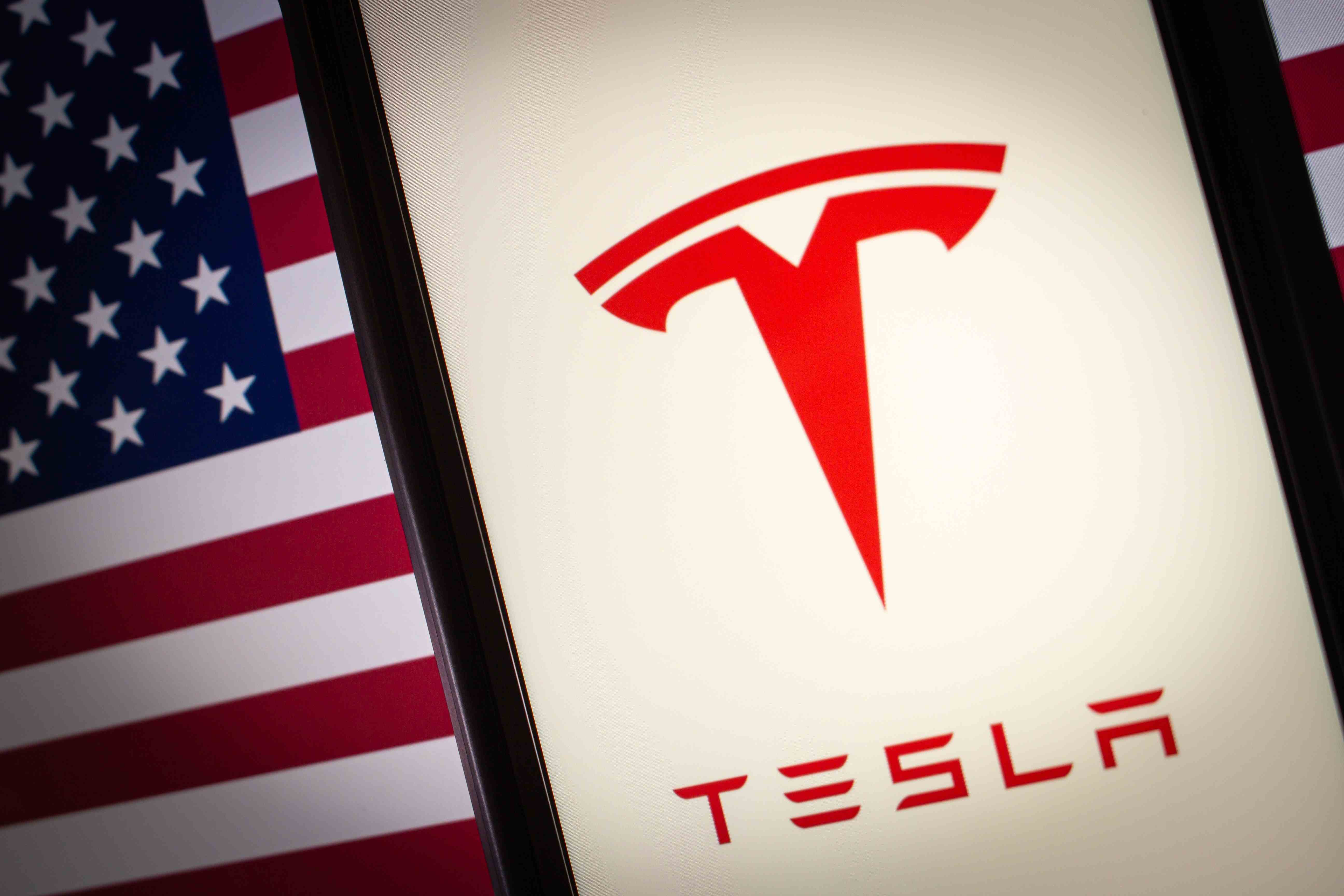 tesla logo americka vlajka